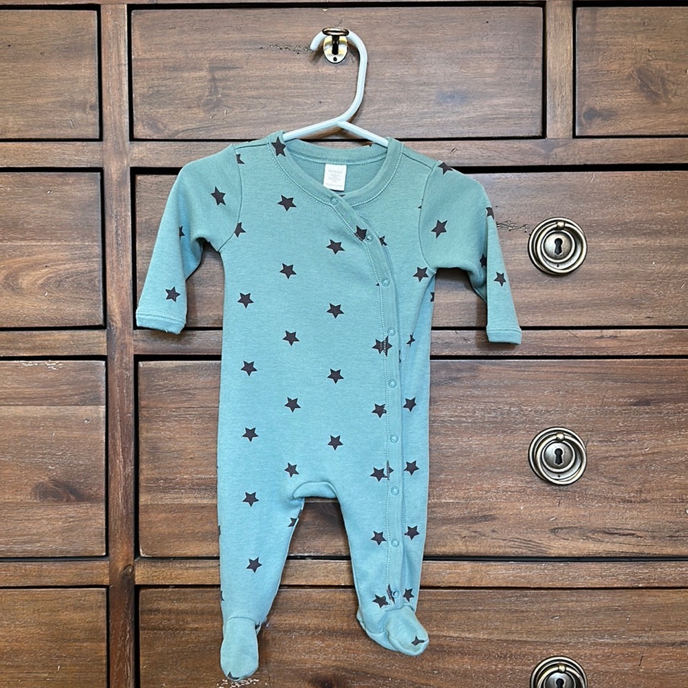 Nordstrom Baby Star Print Footie with Snap Closure, Size Newborn.